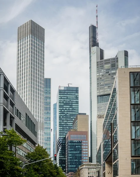 Blick auf verschiedene Hochhäuser